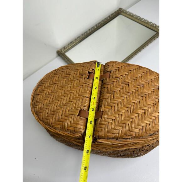 Beautiful Vintage Divided Wicker basket with leather hinges , Cottagecore - Picture 6 of 8